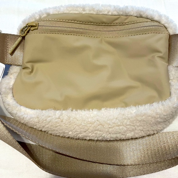 Lululemon Sherpa Belt Bag - Picture 4 of 6
